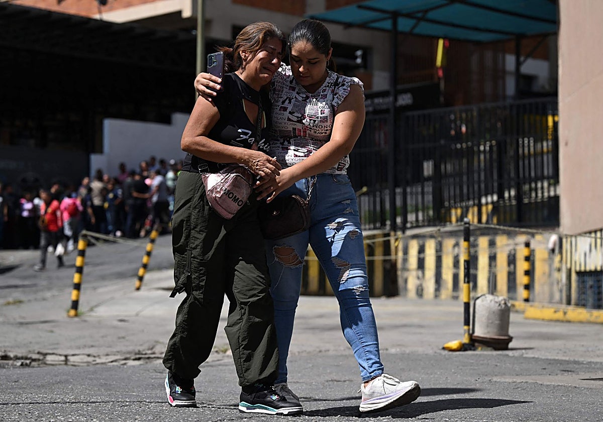 Familiares de personas detenidas en la Zona 7 de Caracas