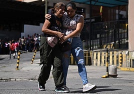 Angustia a las puertas de la Zona 7, el centro de detención de los venezolanos que protestan contra el chavismo