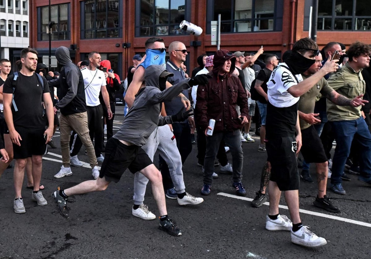 Manifestantes tiran latas de cerveza a la policía británica en Bristol, al sur de Inglaterra