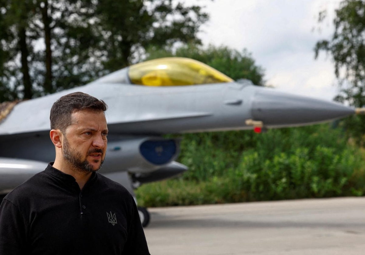 El presidente Zelenski junto a uno de los F-16 presentados el domingo