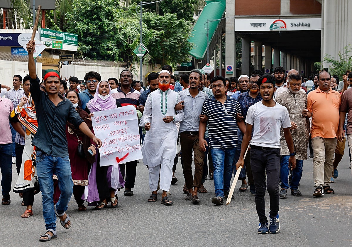 Bangladés sufre un apagón total de internet tras la jornada más violenta de las protestas