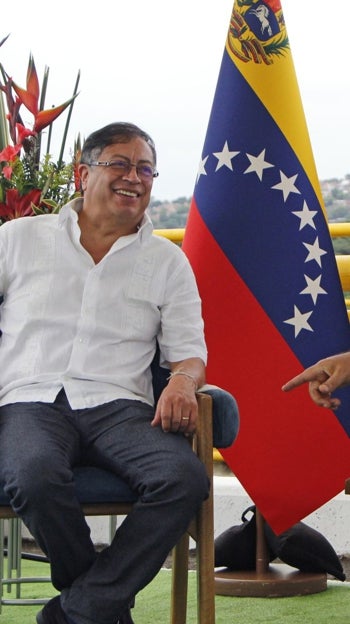 El presidente colombiano Gustavo Petro es recibido por Maduro