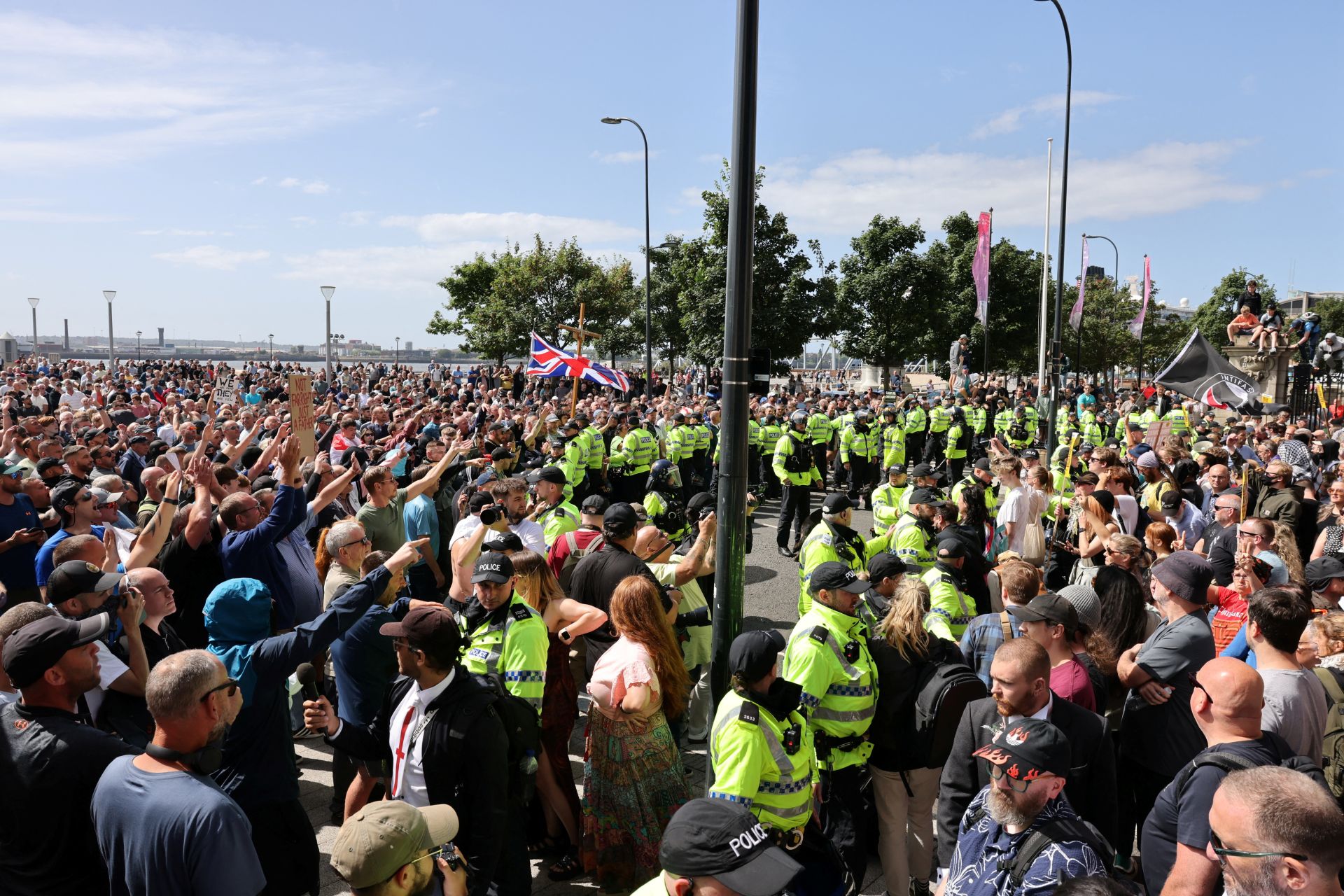 Agentes de policía hacen guardia durante una protesta contra la inmigración en Liverpool.