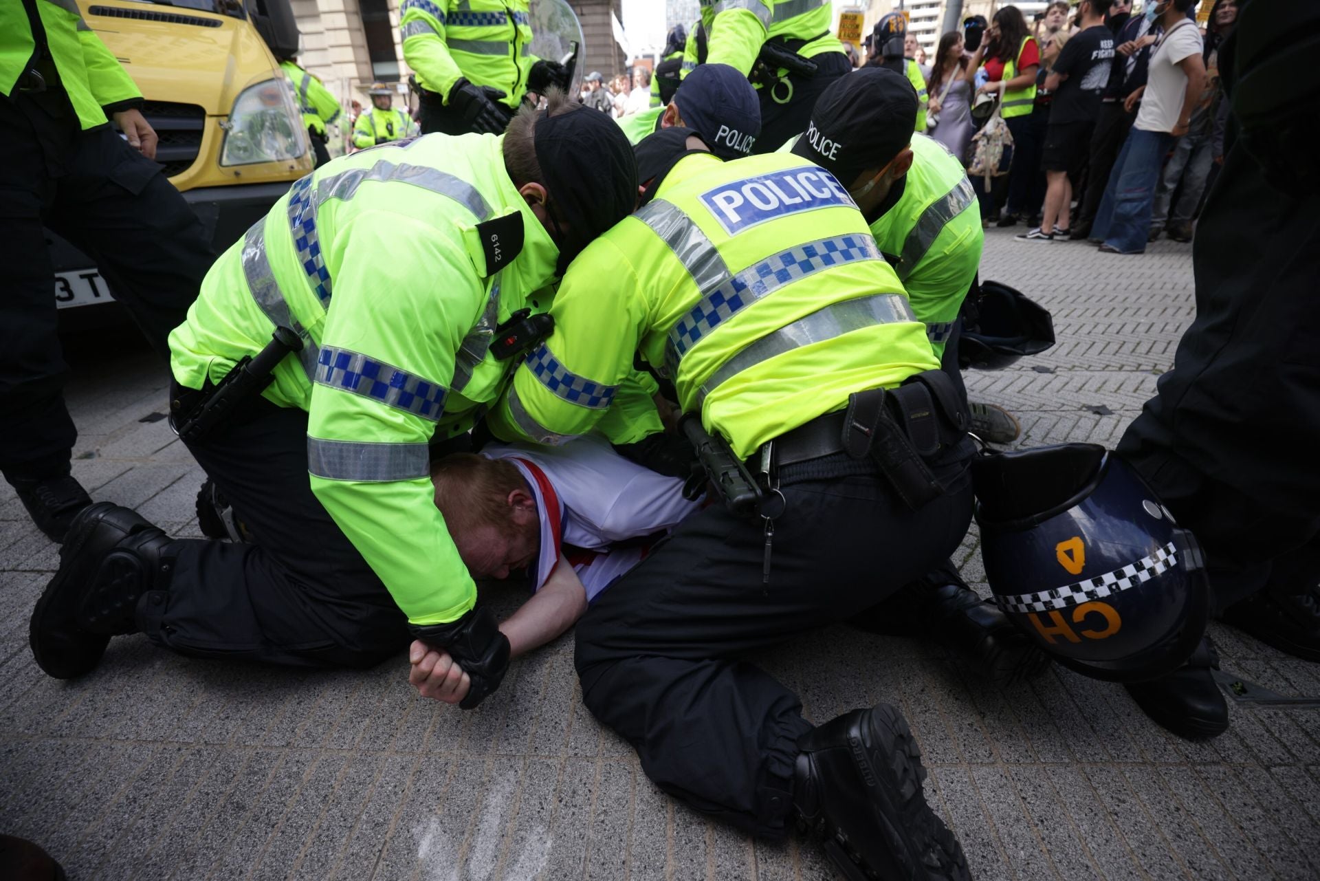 La policía inmoviliza a un hombre durante una protesta, tras los apuñalamientos del lunes en Southport, en los que fueron asesinadas tres niñas pequeñas.