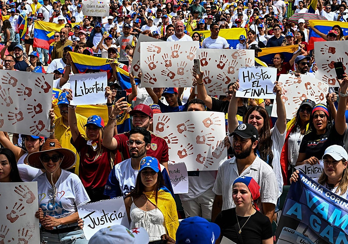Un grupo de partidarios de la oposición protestan contra el régimen de Maduro en Miami