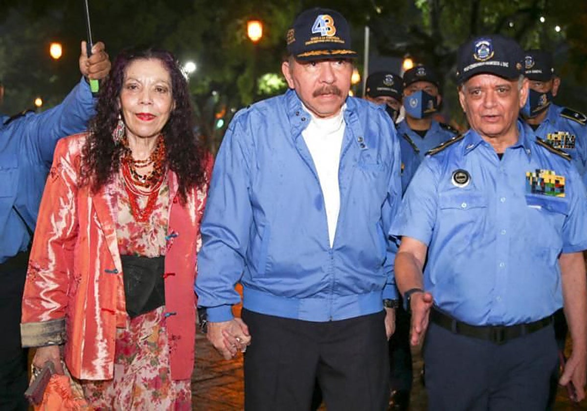 El presidente de Nicaragua Daniel Ortega junto a su mujer, Rosario Murillo, y el Primer Comisario