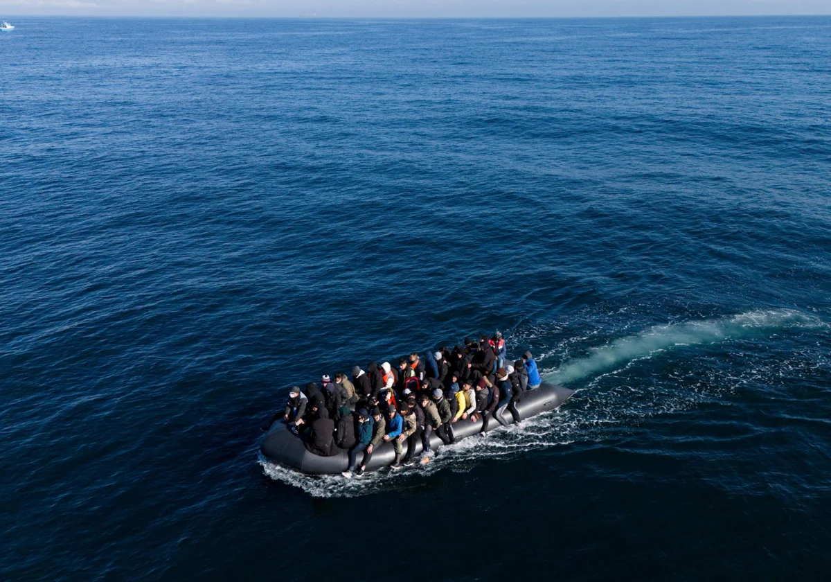 Un grupo de inmigrantes se desplaza en bote por el canal de la Mancha