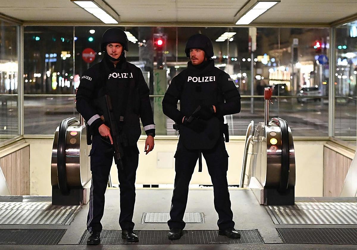 Dos policías austríacos en una foto de archivo