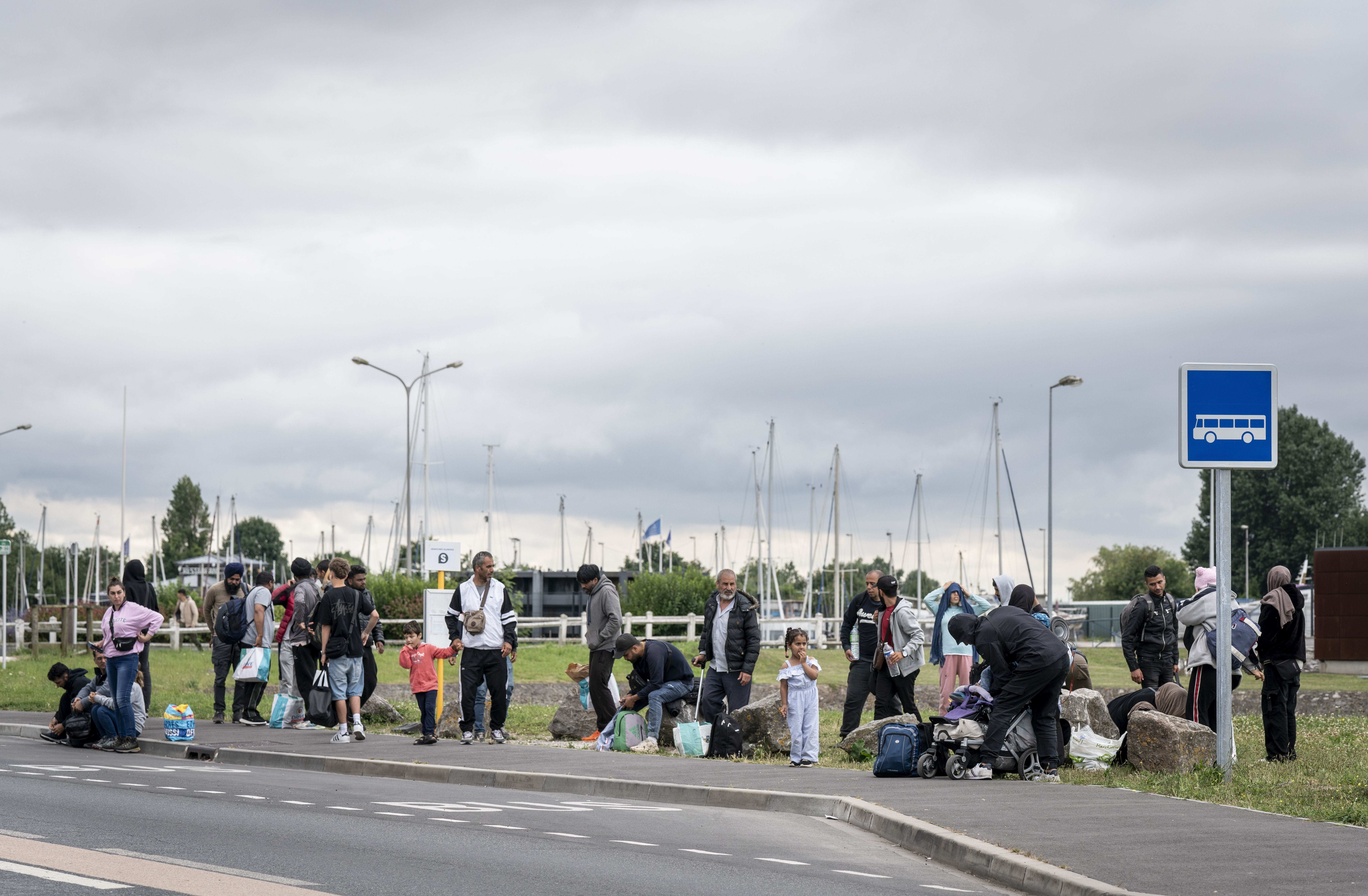 Cuando cae la tarde, los migrantes esperan los autobuses públicos  para ir hacia las playas desde donde saldrán las barcas por la noche