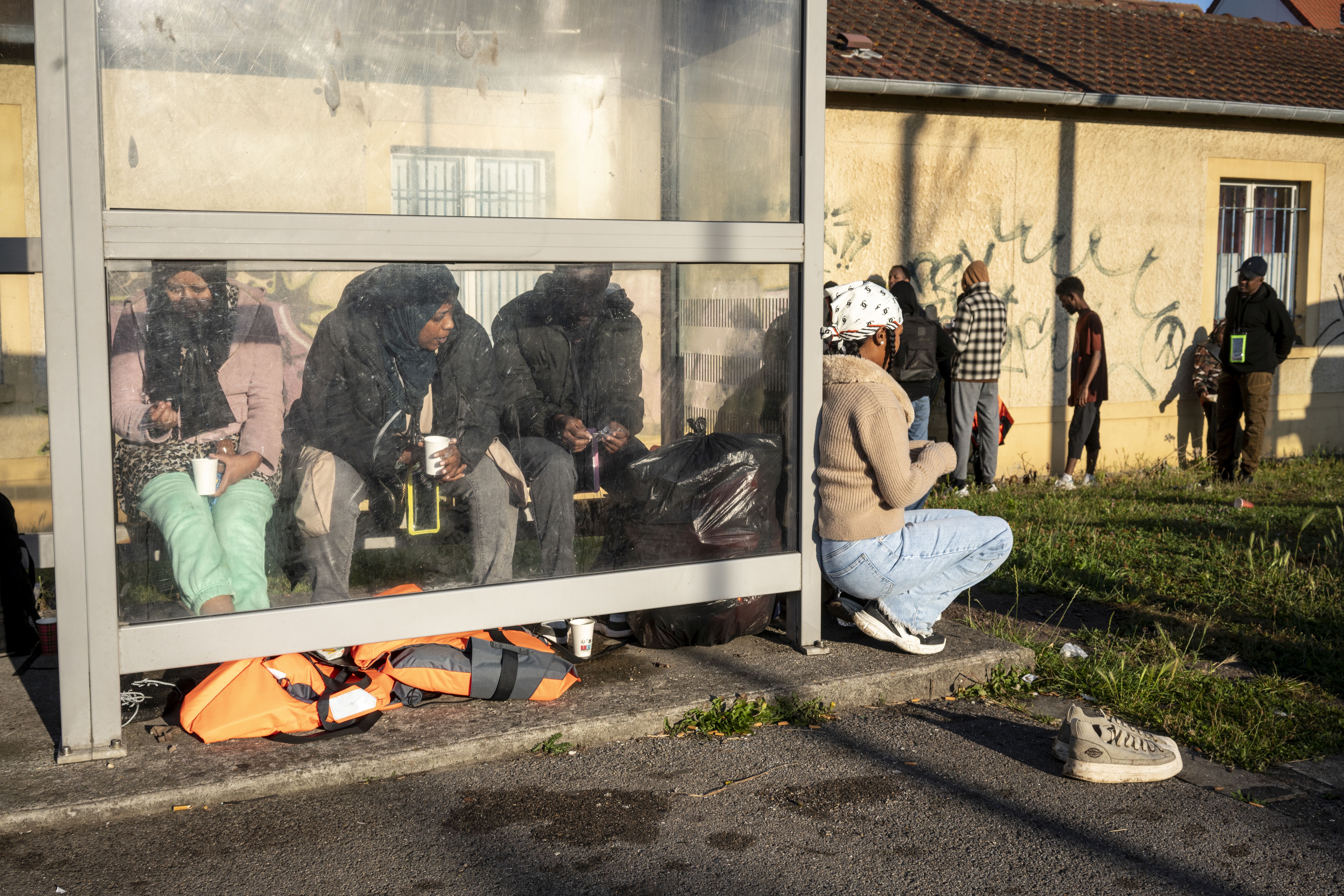 Supervivientes de un naufragio esperan en la estación de tren de Wimereaux portando aún chalecos salvavidas 