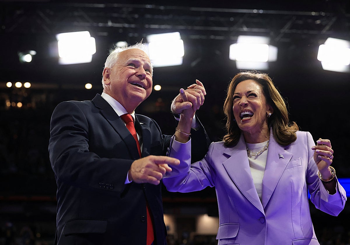 Kamala Harris y su compañero de fórmula para la vicepresidencia, Tim Walz, asisten a un evento de campaña en la Universidad de Nevada, Las Vegas