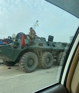 Imagen secundaria 2 - Después de quince años de Gobierno, las protestas de los estudiantes en Bangladés han derrocado a la primera ministra Sheikh Hasina (imagen superior), quien huyó a la India el día que los manifestantes asaltaron el Parlamento (arriba a la izquierda). Una revolución que han presenciado los españoles Guillermo G. Díaz-Ambrona y Jeanine Bello Gastón, quienes estaban de vacaciones por el país y han sido testigos de este momento histórico lleno de tensión por la represión del Ejército (arriba a la derecha) 