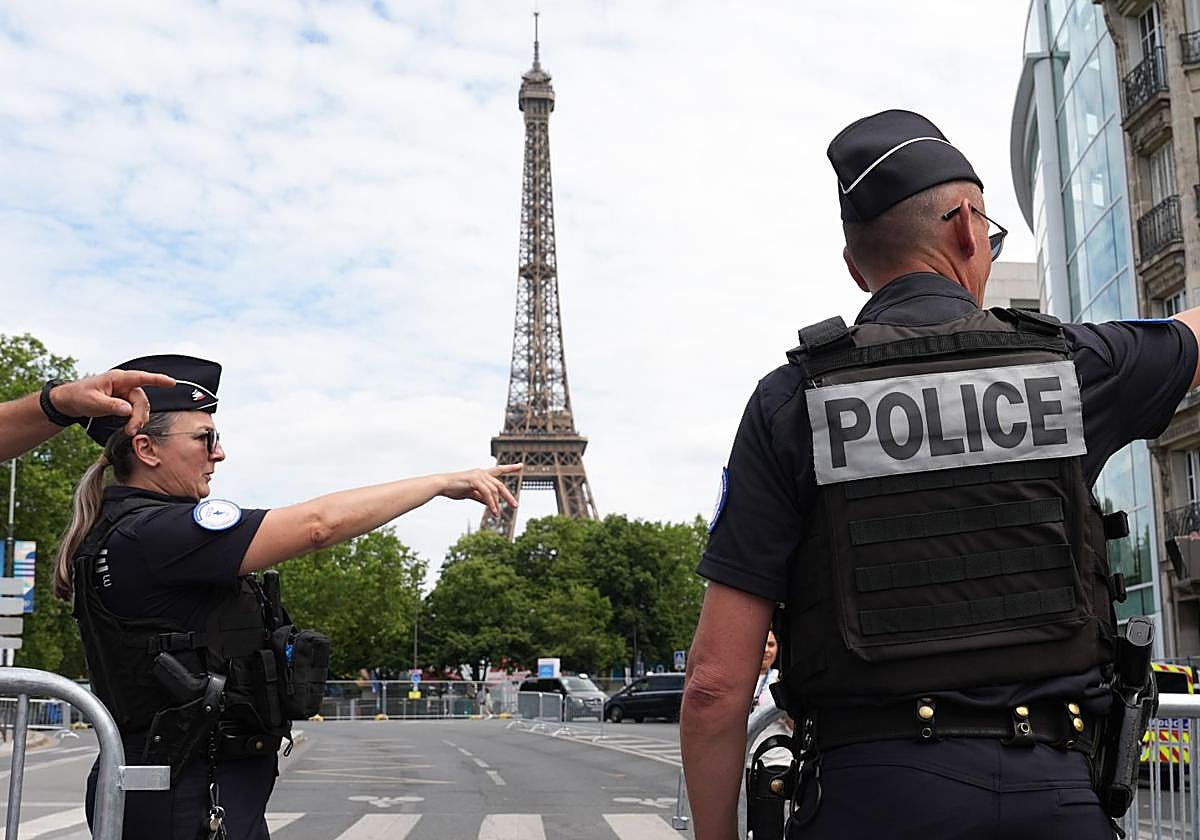 La Policía francesa junto a la Torre Eiffel, imagen archivo