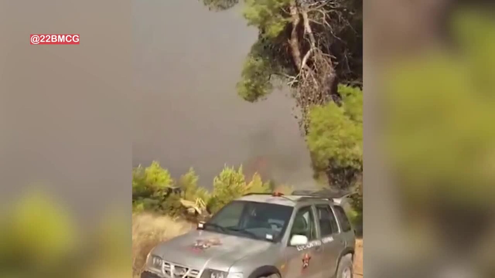 El incendio que afecta a la zona de Atenas se cobra su primera víctima mortal