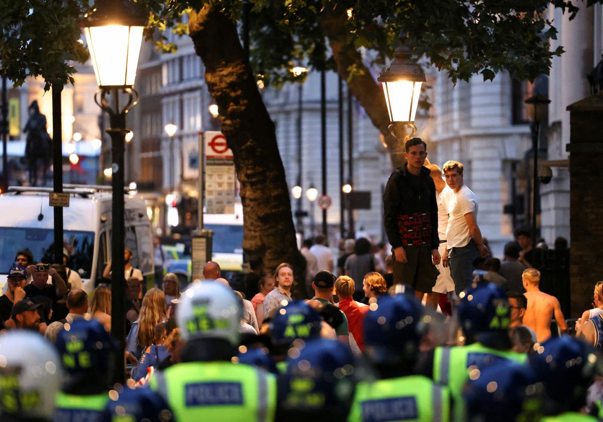 Policías británicos vigilan una protesta antiinmigración en Londres.