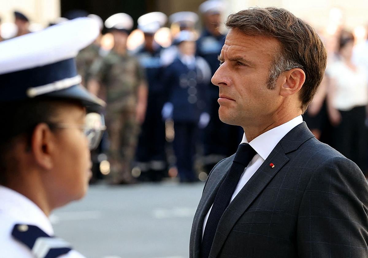 El presidente de Francia, Emmanuel Macron (derecha), asiste a una conmemoración del 80 aniversario de la liberación de la Prefectura de policía en París