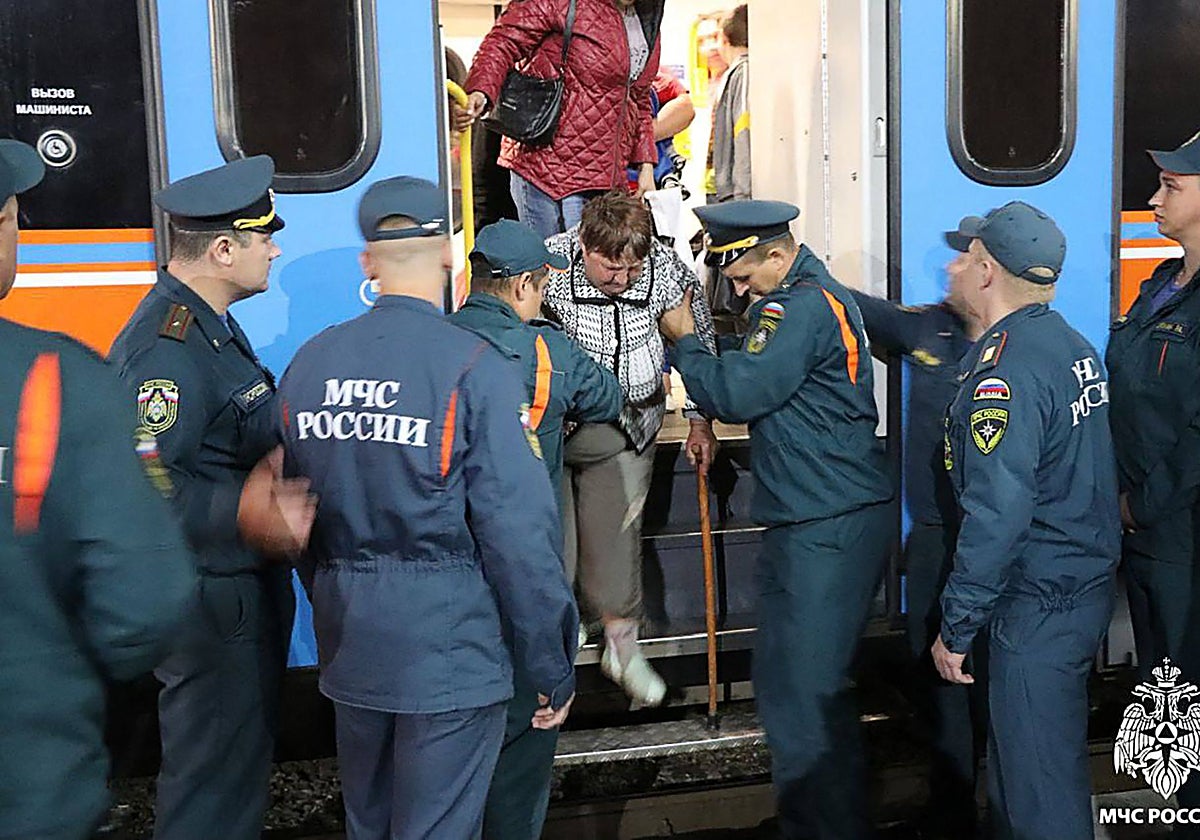 Personal del Ministerio ayudando a las personas que han sido evacuadas de los asentamientos fronterizos de la región de Kursk