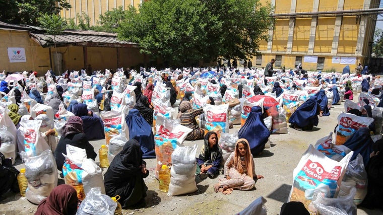 Mujeres y niñas esperan su ración de comida en un país con más de 23 millones de personas pobres