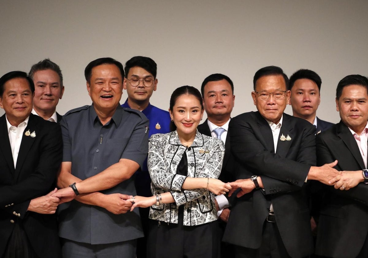 Paetongtarn Shinawatra posa con los líderes de los partidos de la alienza