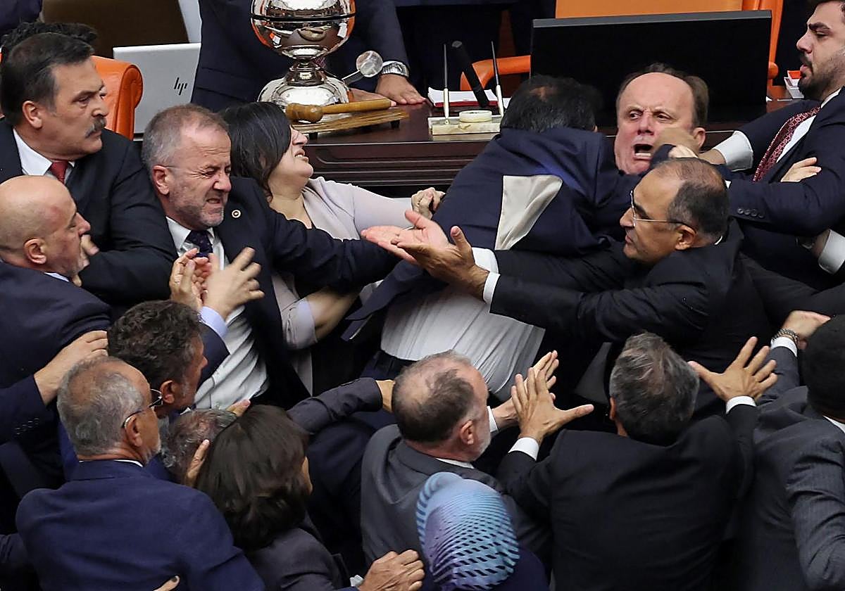 Al menos tres diputados heridos en la Asamblea turca tras una pelea a puñetazos y patadas