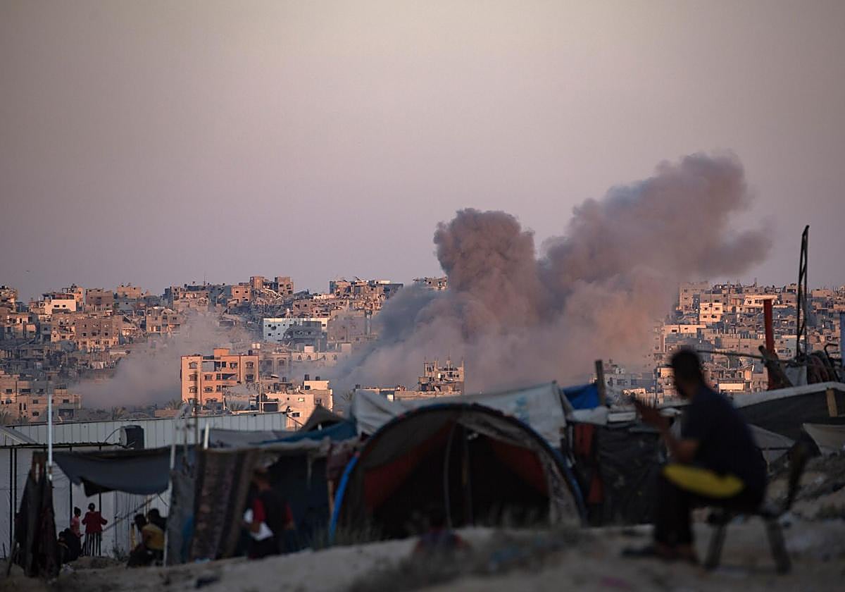 El humo producido por un ataque del ejército israelí en el sur de Gaza, imagen archivo