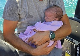 Rescatan a un bebé de dos meses que sobrevivió a base de leche y agua de mar en una zona recóndita de la isla griega de Tilos