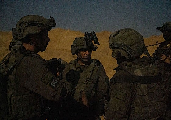 A diez metros de profundidad en uno de los túneles de Hamás y de noche: así fue el rescate de los cuerpos de seis rehenes por Israel