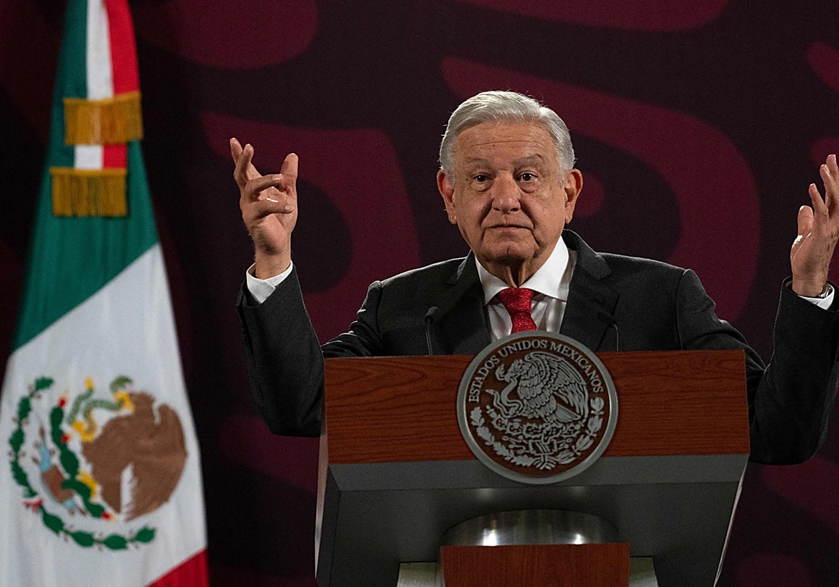 El presidente de México, Andrés Manuel López Obrador, hace un gesto mientras habla durante su conferencia de prensa matutina diaria en el Palacio Nacional en la Ciudad de México