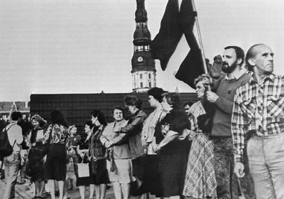 Ciudadanos bálticos se juntan en una cadena humana, el 23 de agosto del 1989