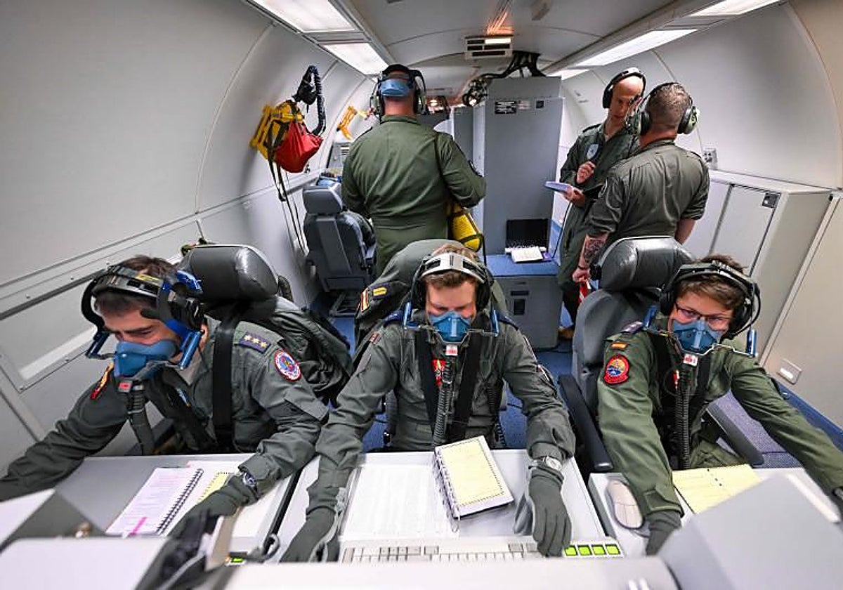 Operadores  durante un ejercicio de emergencia en un Awacs de la OTAN, en la base militar de Geilenkirchen