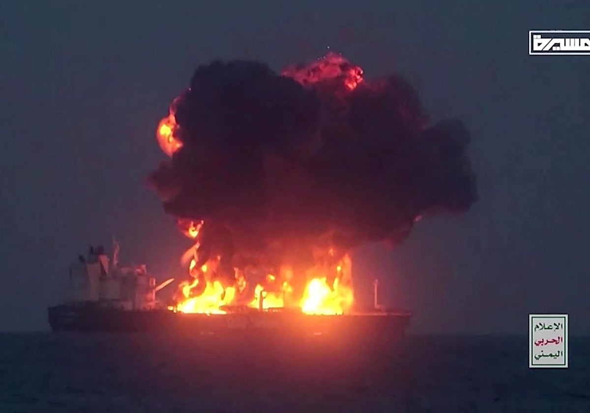 Imagen de un video del Centro de prensa hutí de Yemen donde se aprecia el incendio de un petrolero