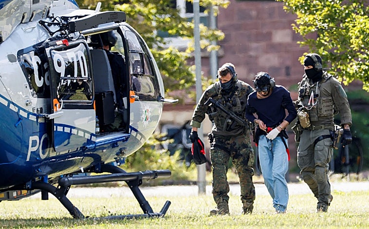 Imagen principal - La policía escolta en Karlsruhe al autor confeso del apuñalamiento en Solingen