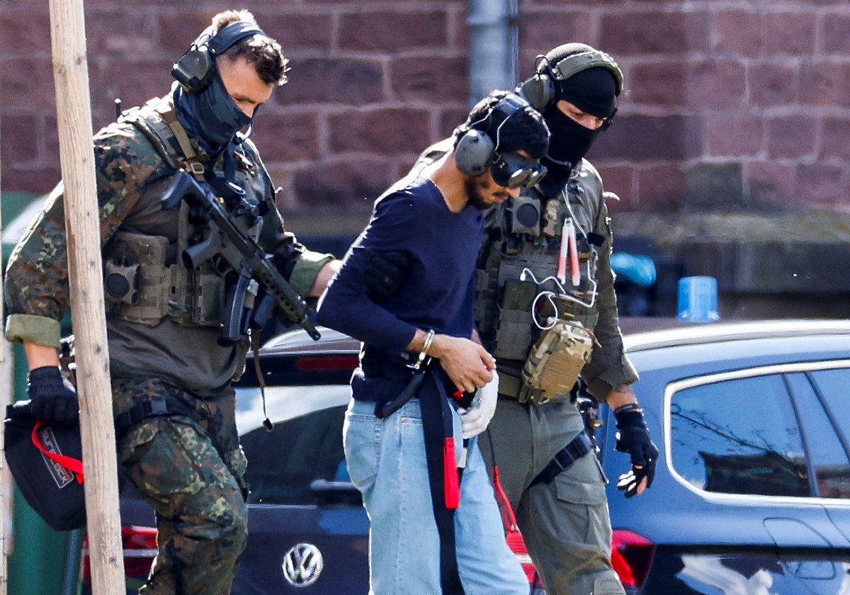 La Policía escolta a Issa al H., de 26 años, responsable del apuñalamiento en Solingen