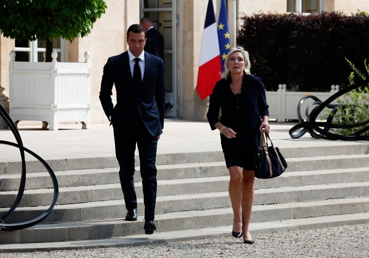 Marine Le Pen y Jordan Bardella  salen del Palacio del Elíseo tras reunirse con el presidente Macron. En vídeo, su llegada al palacio del Elíseo.