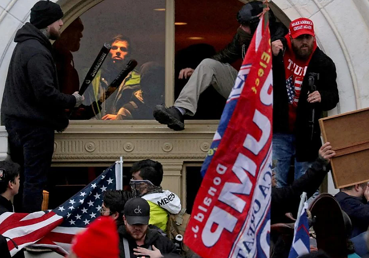 Varias personas entrando en el Capitolio el pasado 6 de enero de 2021