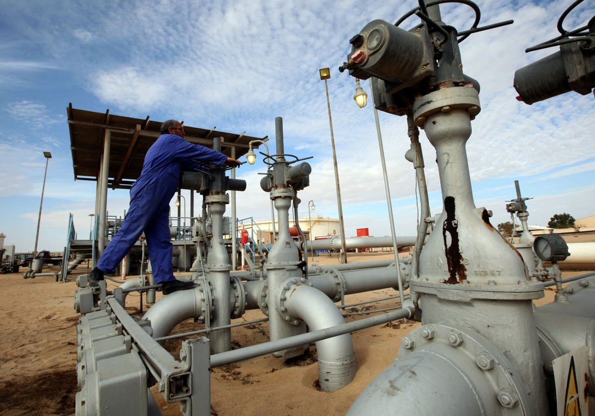 Un trabajador revisa tuberías y válvulas en el campo petrolífero de Amaal, en el este de Libia.