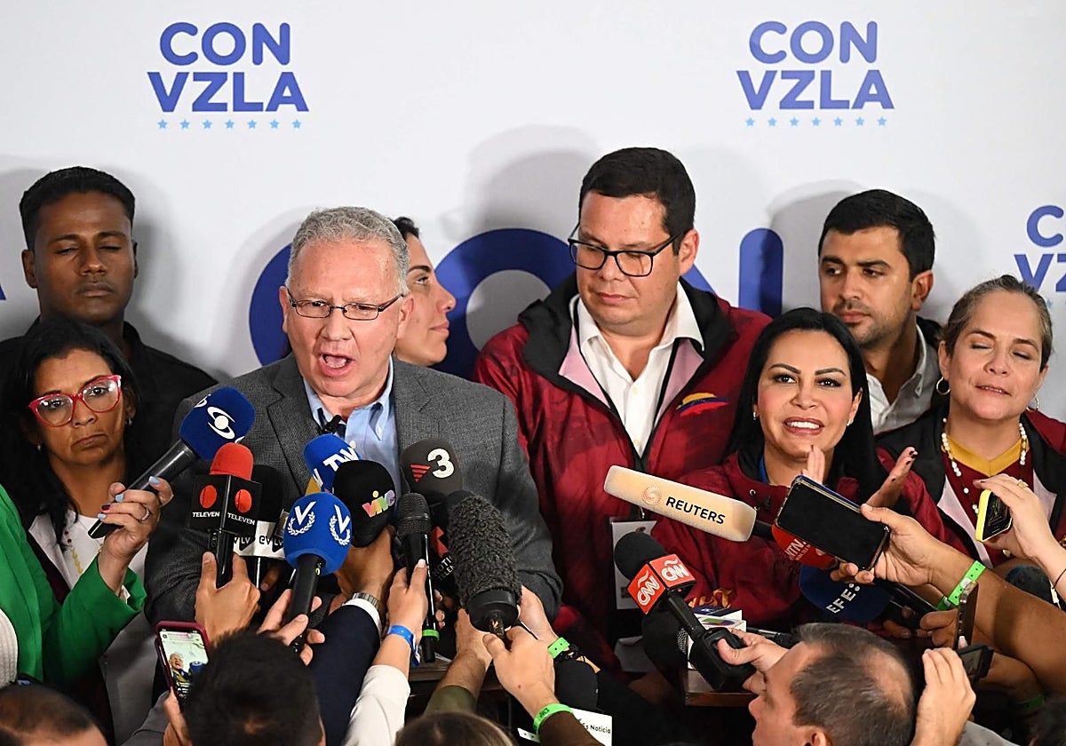 El abogado de María Corina Machado, Perkins Rocha, habla con los medios tras los resultados de las elecciones