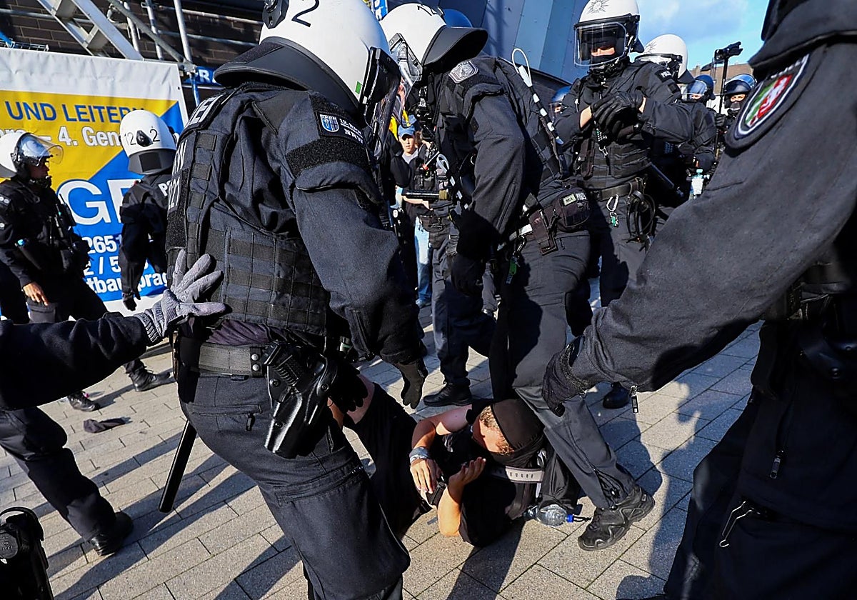 Manifestantes de extrema derecha marchan por  Solingen (Alemania), tras el apuñalamiento