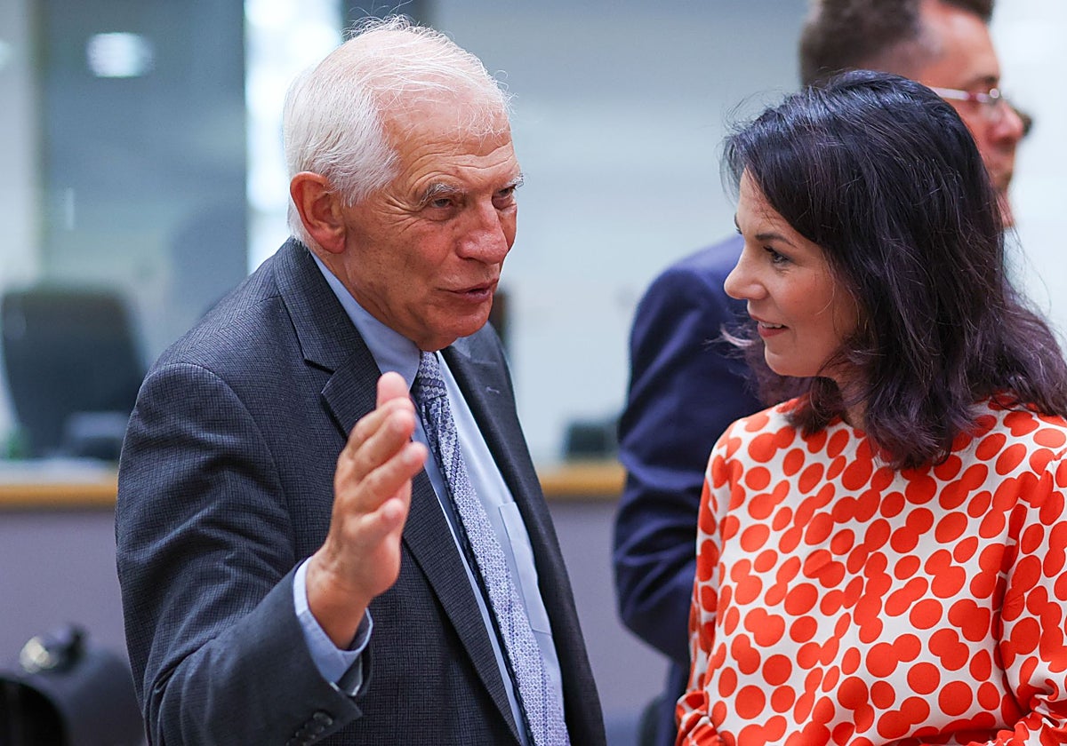 La ministra de Exteriores alemana, con Borrell este jueves en Bruselas