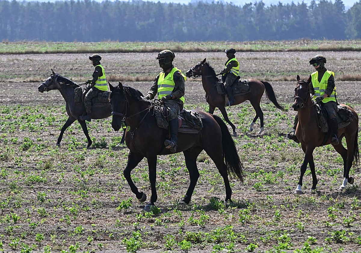 Policías polacos a caballo buscan el objeto no identificado ruso