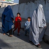 Mujeres afganas protestan cantando contra la prohibición talibán de hablar en público