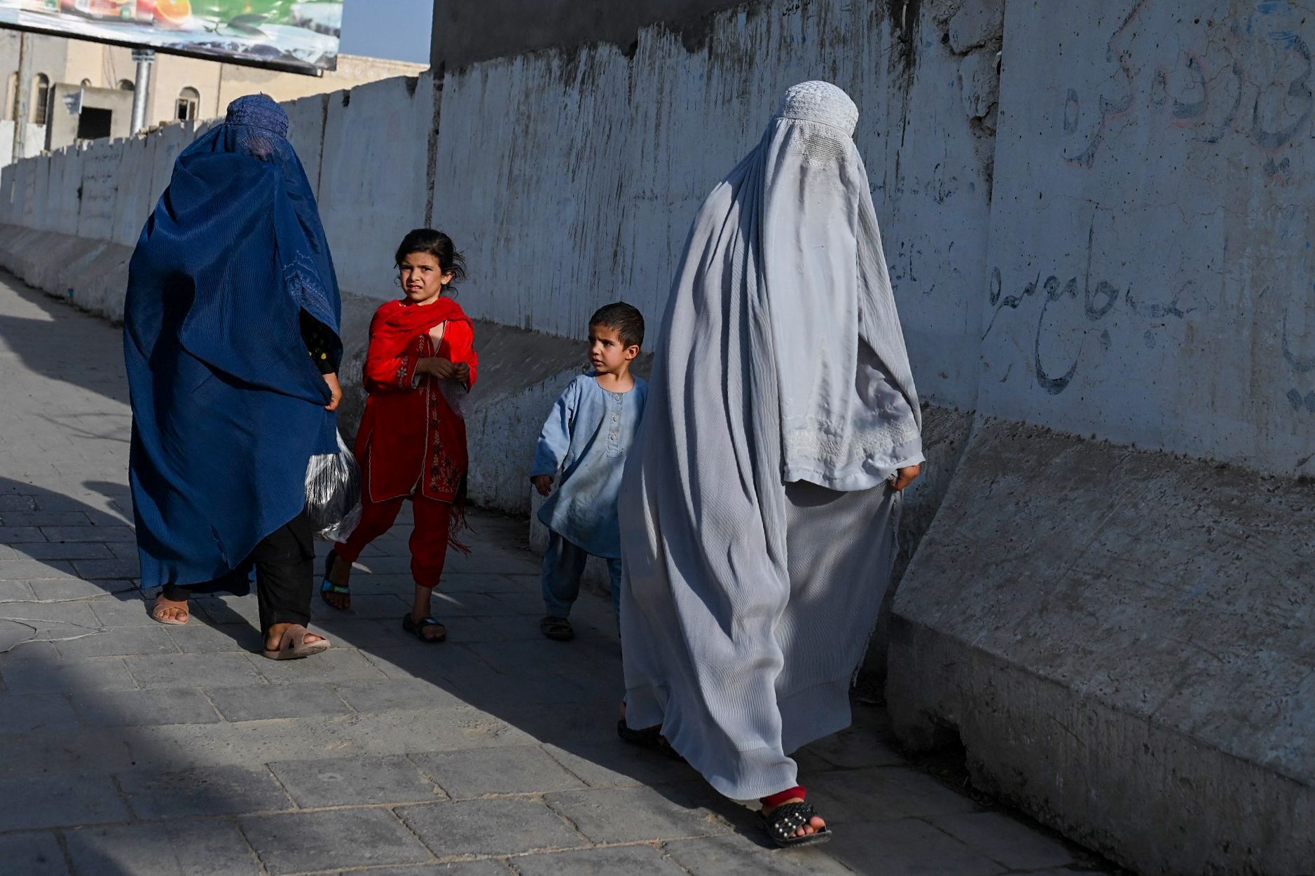 Dos mujeres afganas andando por una de las calles de Kandahar