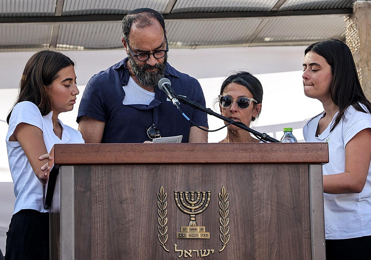La familia de Hersh Goldberg-Polin, uno de los seis rehenes muertos localizados el sábado, le recordó emocionada durante su funeral en Jerusalén