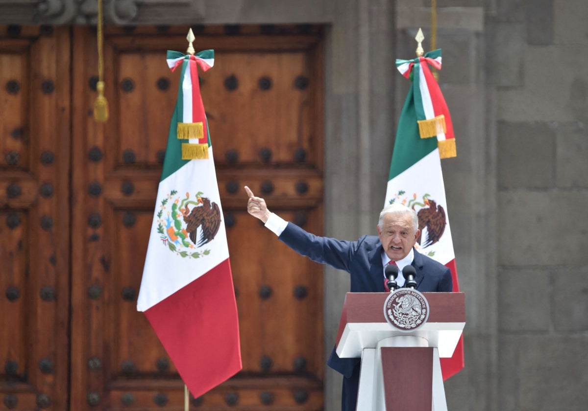 El presidente mexicano, Andrés Manuel López Obrador, pronuncia un discurso durante la presentación de su último informe de gobierno en la Plaza El Zócalo de la Ciudad de México