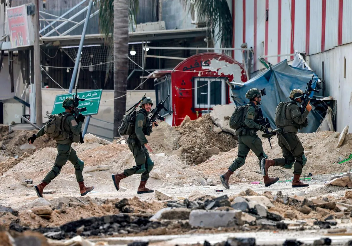 Soldados israelíes avanzan en la zona de Tulkarem, en Cisjordania