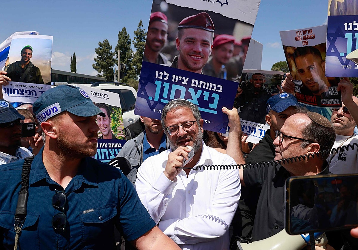 Itamar Ben Gvir habla durante una protesta organizada por las familias de los soldados muertos, en una foto de archivo