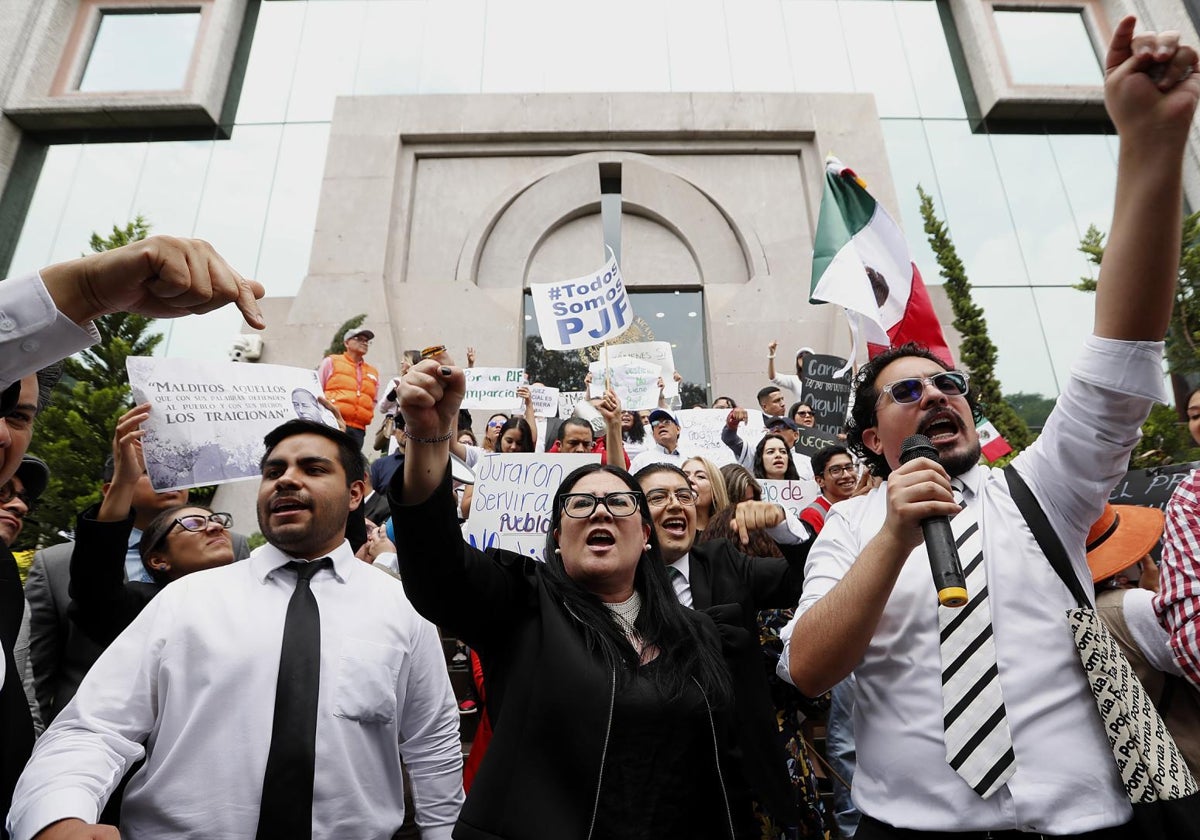 Los trabajadores del poder judicial protestan contra la reforma impulsada por López Obrador