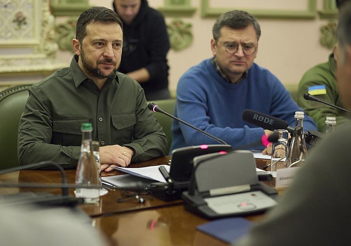 El presidente Zelenski (izquierda), y a su lado Dmytro Kuleba