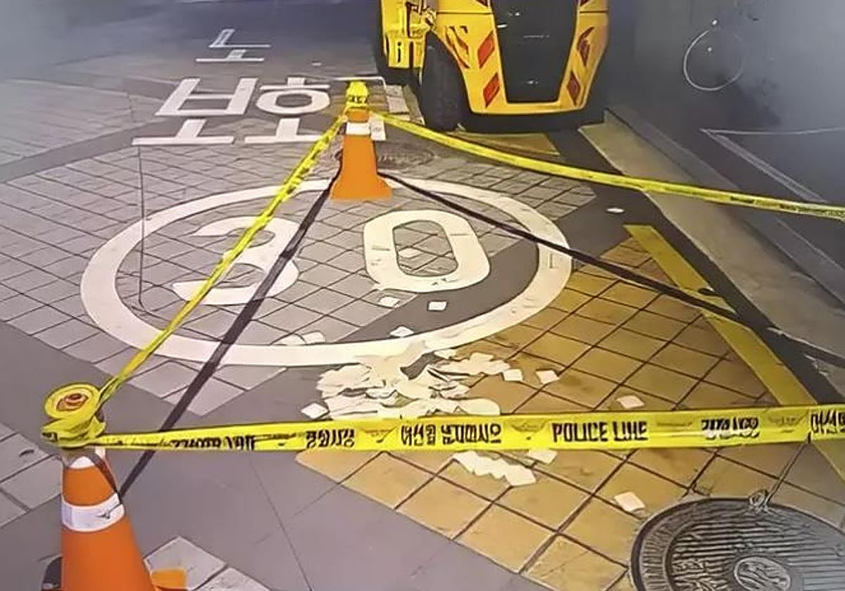 Restos de un globo con basura lanzado por las autoridades norcoreanas y localizado en Seúl