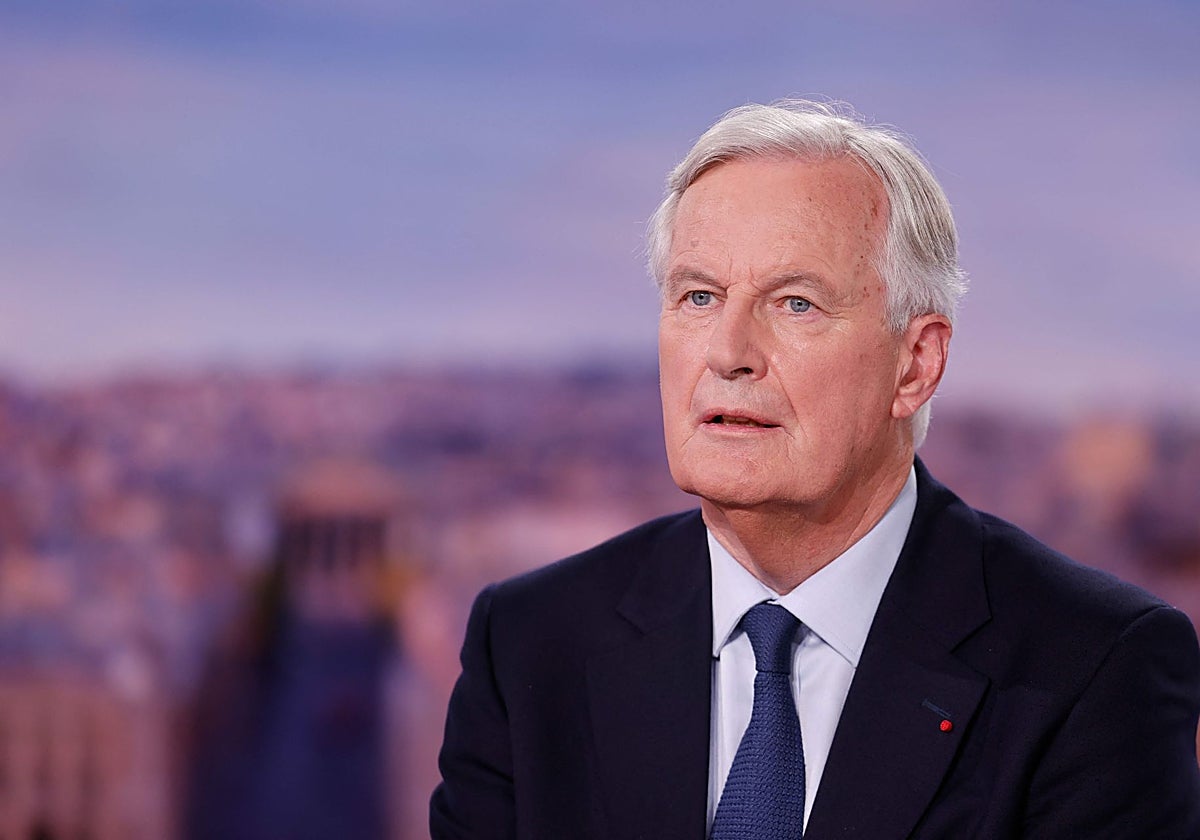 El recién nombrado primer ministro de Francia, Michel Barnier, habla durante en el canal de televisión francés TF1